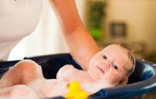 Купание и мытье новорожденного ребенка